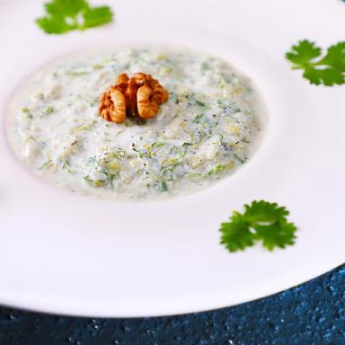 بورانی گشنیز و گردو