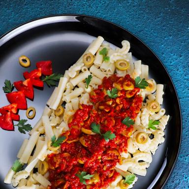 پاستا زیتون و گوجه