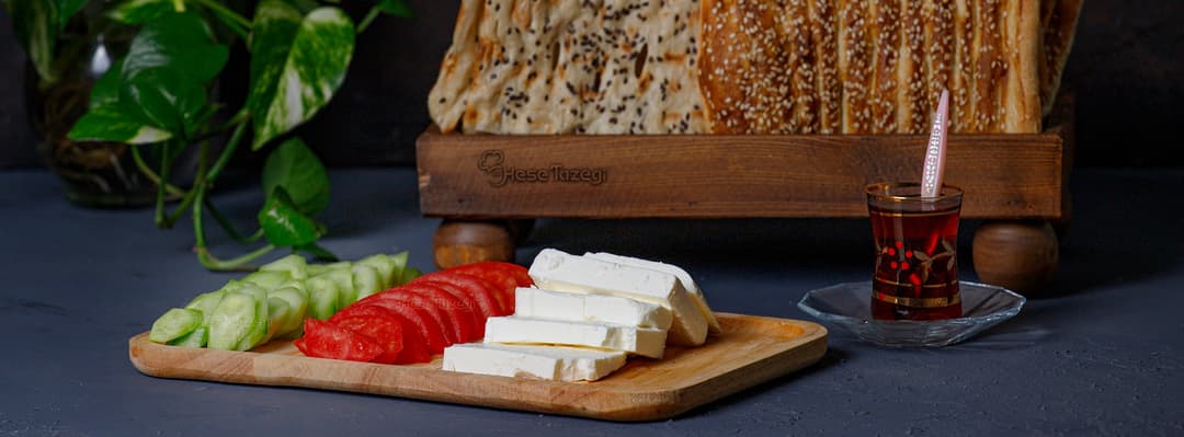 نان و پنیر و خیار و گوجه