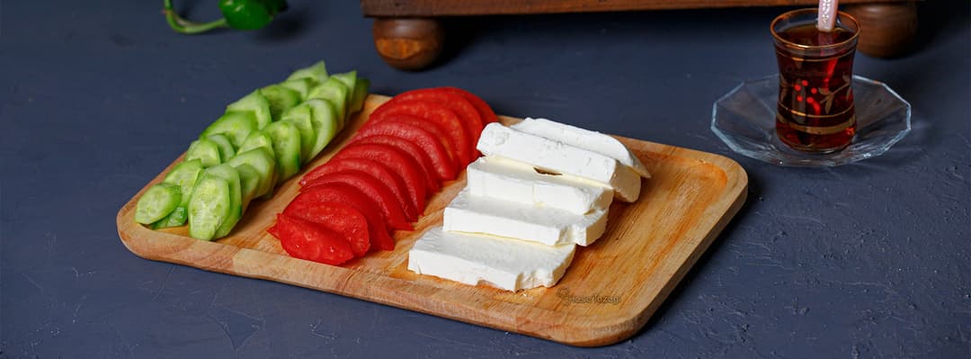 نان و پنیر و خیار و گوجه