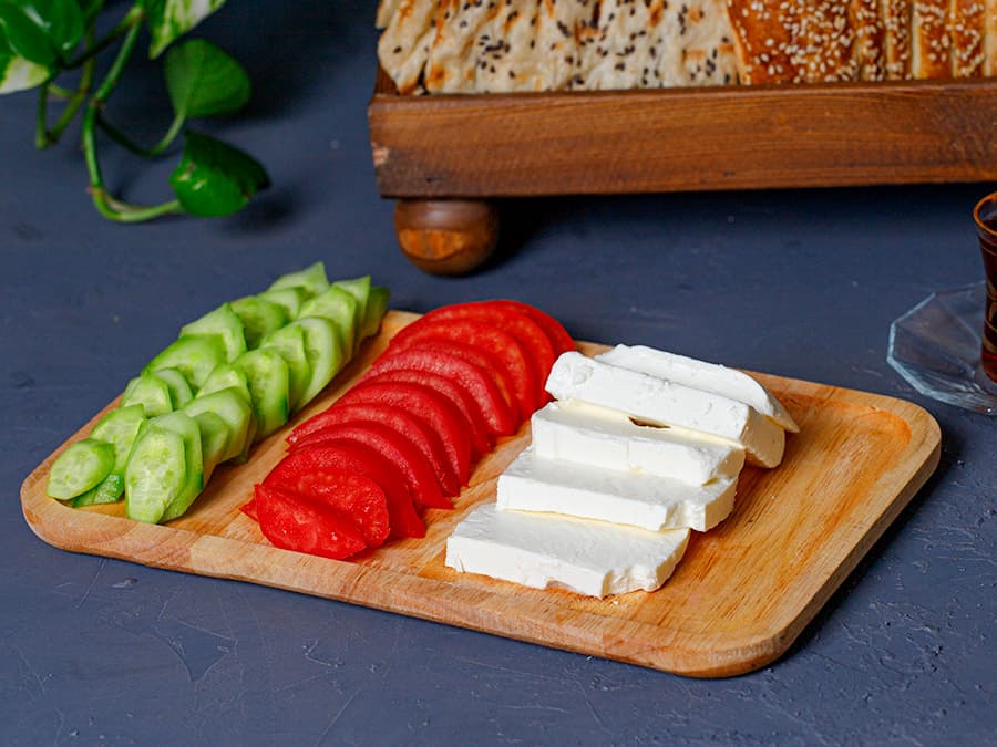 نان و پنیر و خیار و گوجه