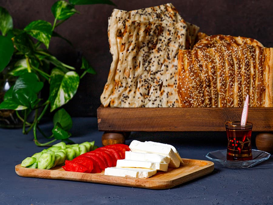 نان و پنیر و خیار و گوجه