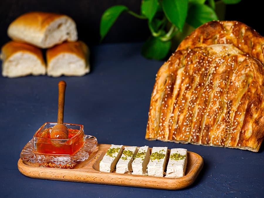 نان و حلوا ارده و عسل