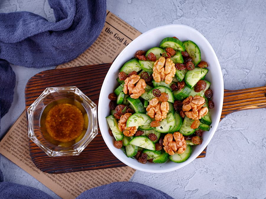 سالاد خیار و روغن زیتون