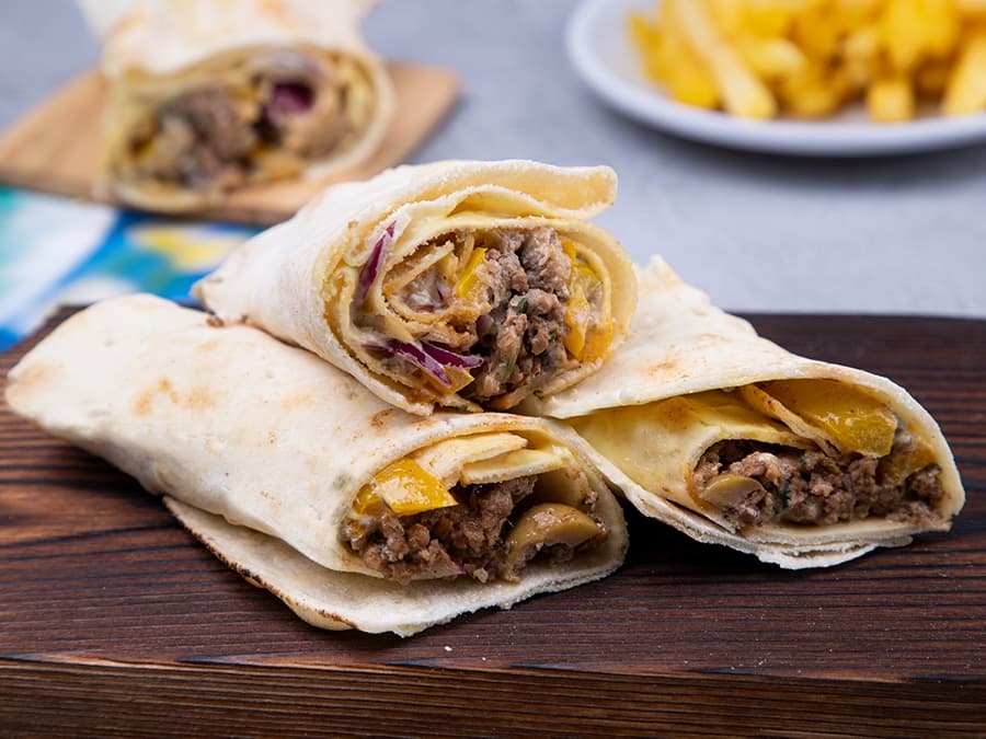 ساندویچ گوشت با سس قارچ و زیتون
