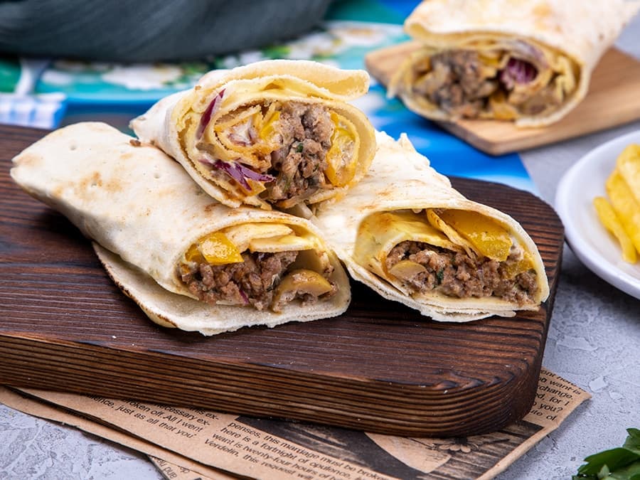 ساندویچ گوشت با سس قارچ و زیتون