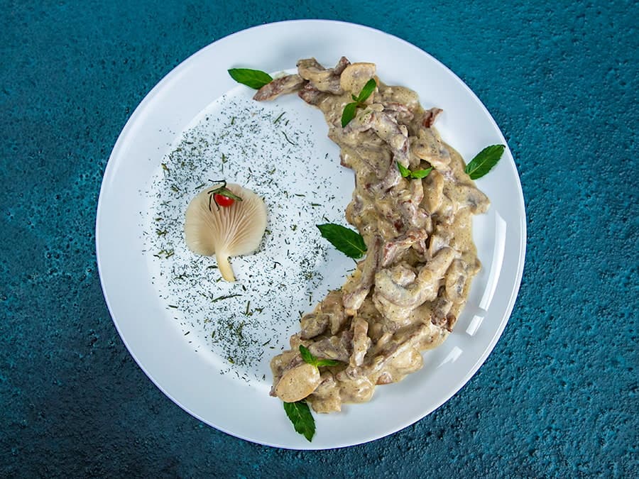 بیف اِستراگانُف با آویشن