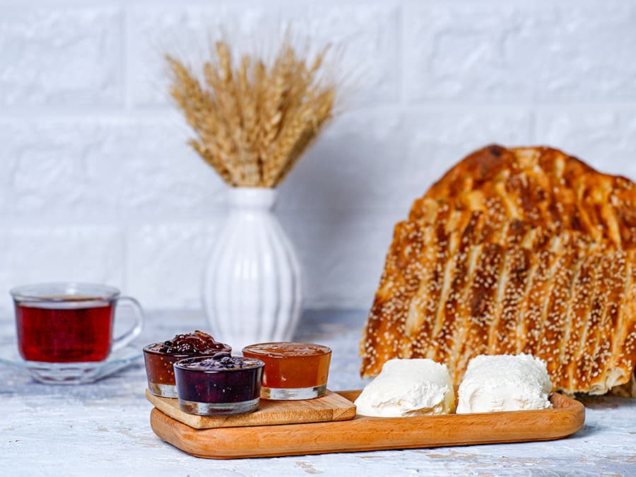 نان و سرشیر و مربا