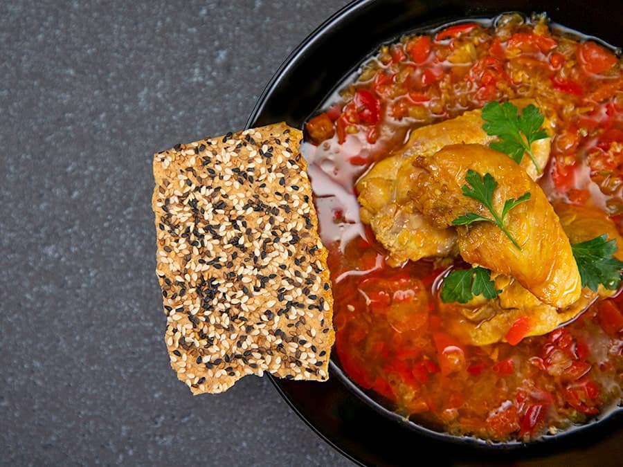 خورش مرغ در سس قرمز