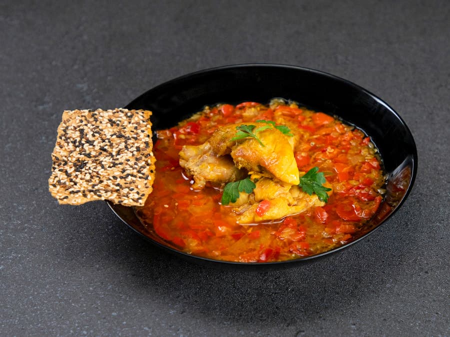 خورش مرغ در سس قرمز