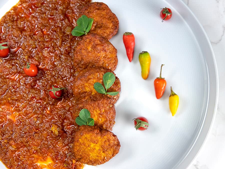 تاسکباب مرغ با سس گوجهفرنگی