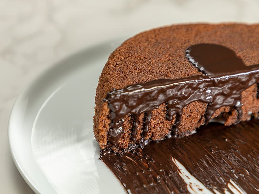 کیک شکلاتی با سس گاناش