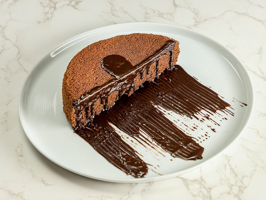 کیک شکلاتی با سس گاناش