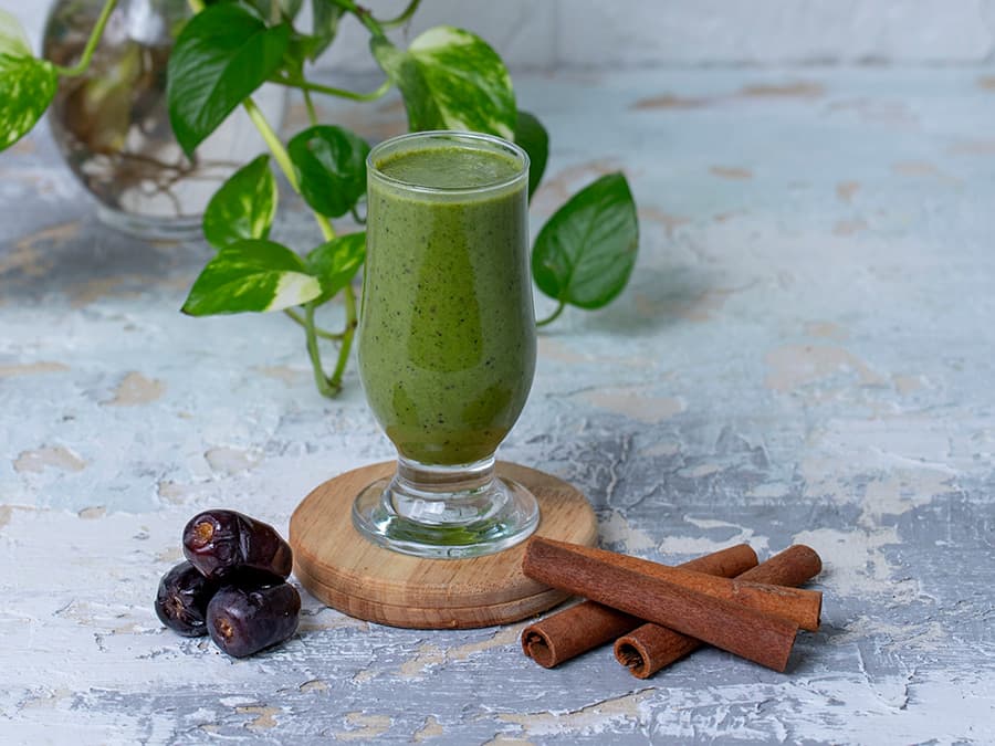 اسموتی خرما و اسفناج
