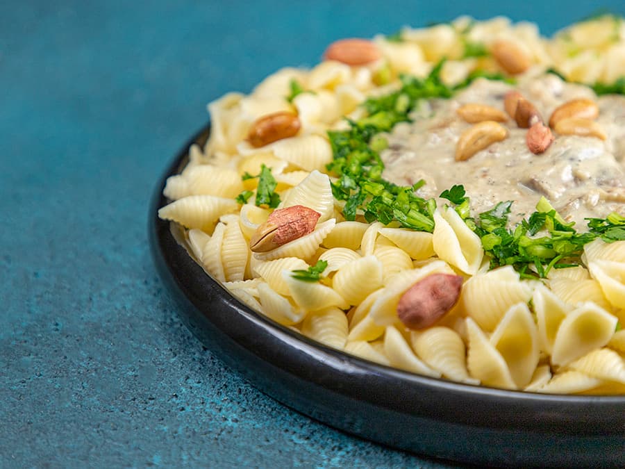 پاستا با سس قارچ و بادام زمینی
