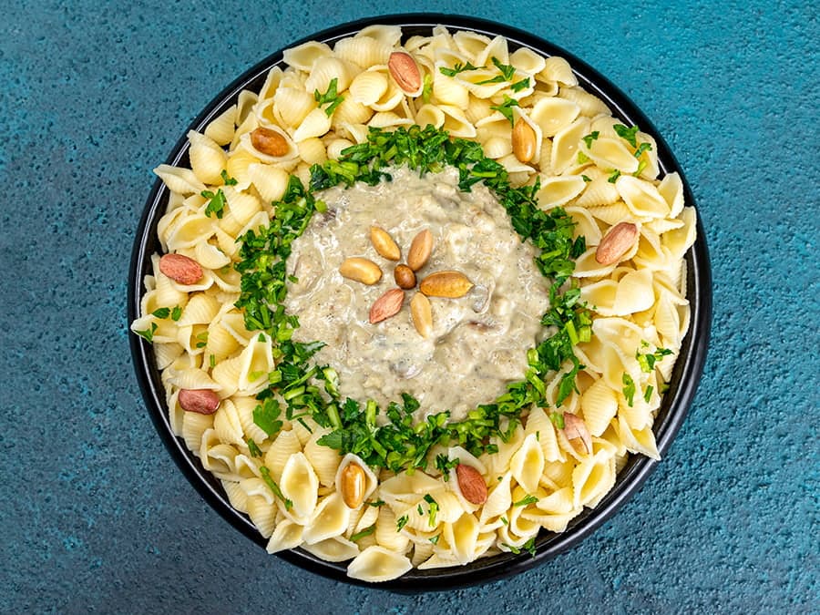 پاستا با سس قارچ و بادام زمینی