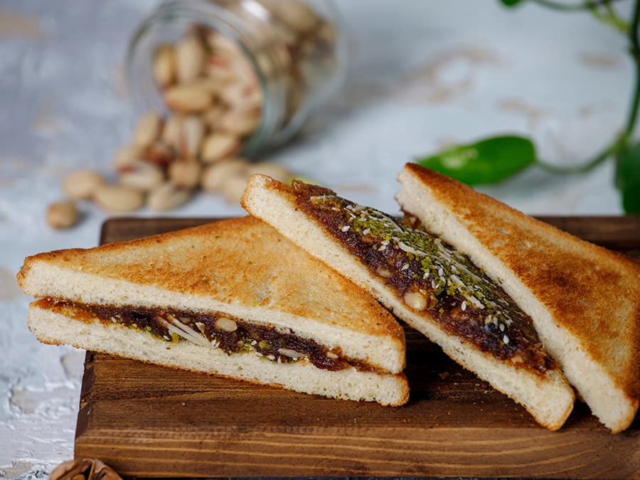 ساندویچ خرما و گردو