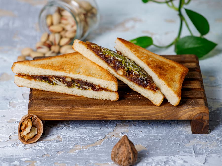 ساندویچ خرما و گردو